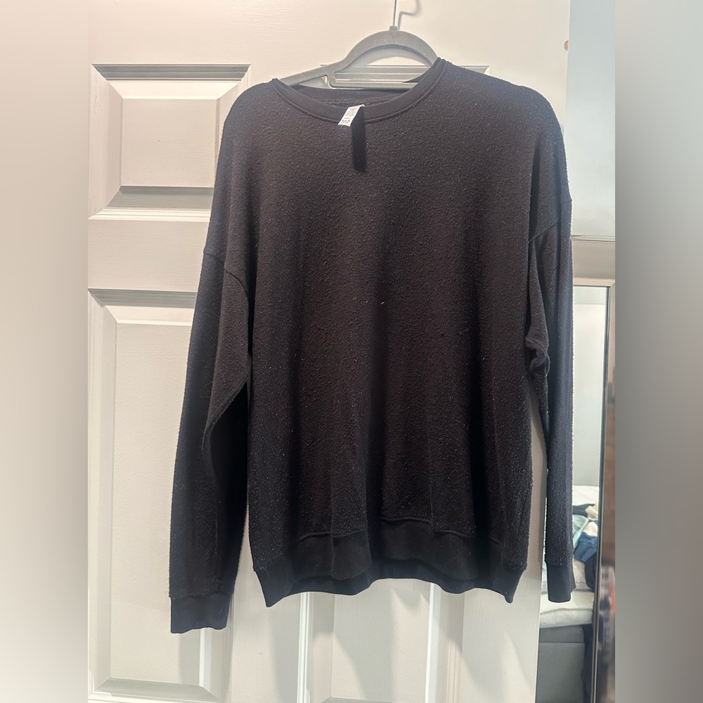 Alo yoga long sleeve shirt. Worn as you can see in picture size small
